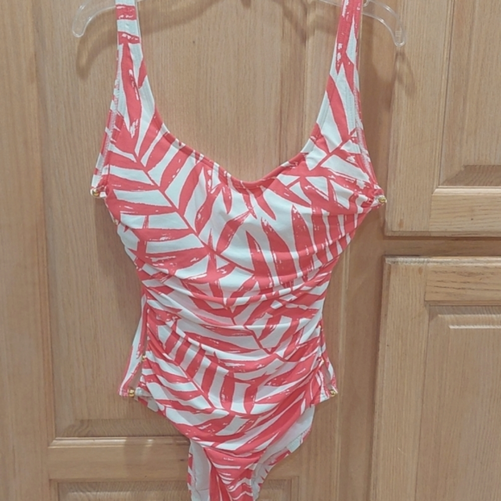 Gorgeous 1-Pce Carmen Marc Valvo swimsuit